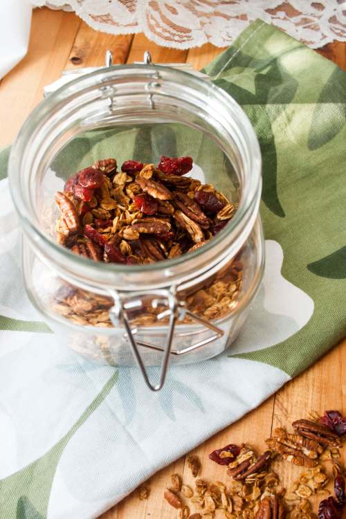 Cranberry Gingerbread Granola. Give it to your loved ones this holiday season. This would be delicious on Christmas morning!